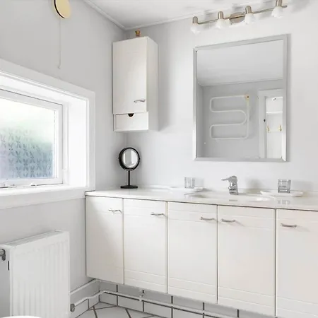 3720-nexo-nils-plumsvej-5 * Neksø